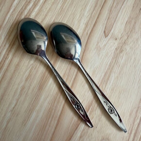 2 Vintage Lasting Rose Soup Spoons Oneida OneidaCraft Deluxe Stainless Flatware - Picture 2 of 6